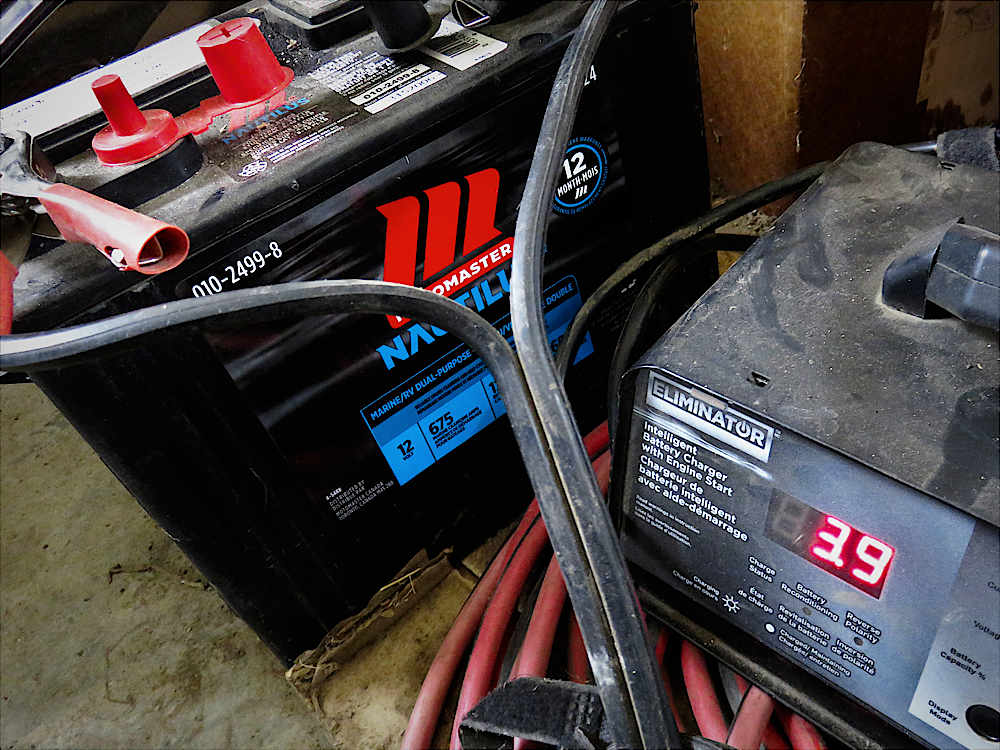 Charging electric fence battery